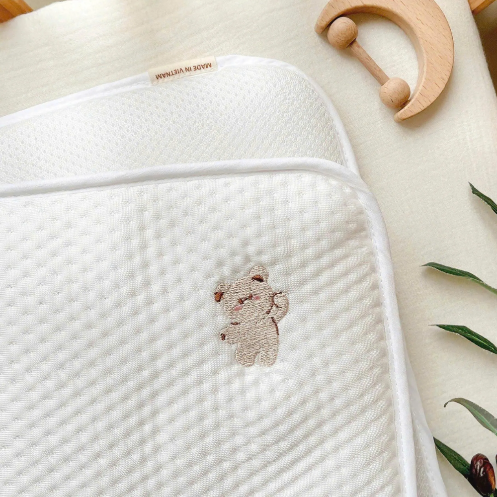 Gối đầu Airmesh Cool Touch - Gấu thêu 4 Goi Dau Airmesh Cool Touch Gau Theu 2